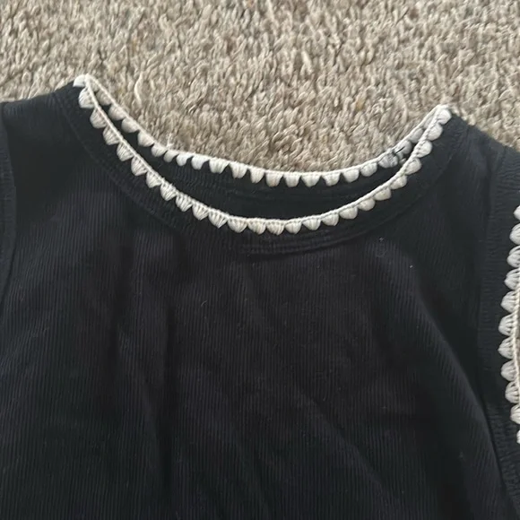 Black tank with cream edging - Picture 3 of 5